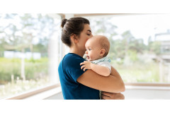 Posturas seguras para cargar al bebé y evitar dolores en la espalda