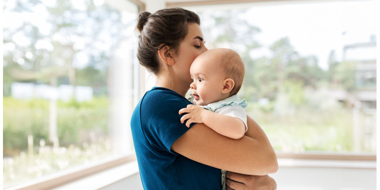 Posturas seguras para cargar al bebé y evitar dolores en la espalda